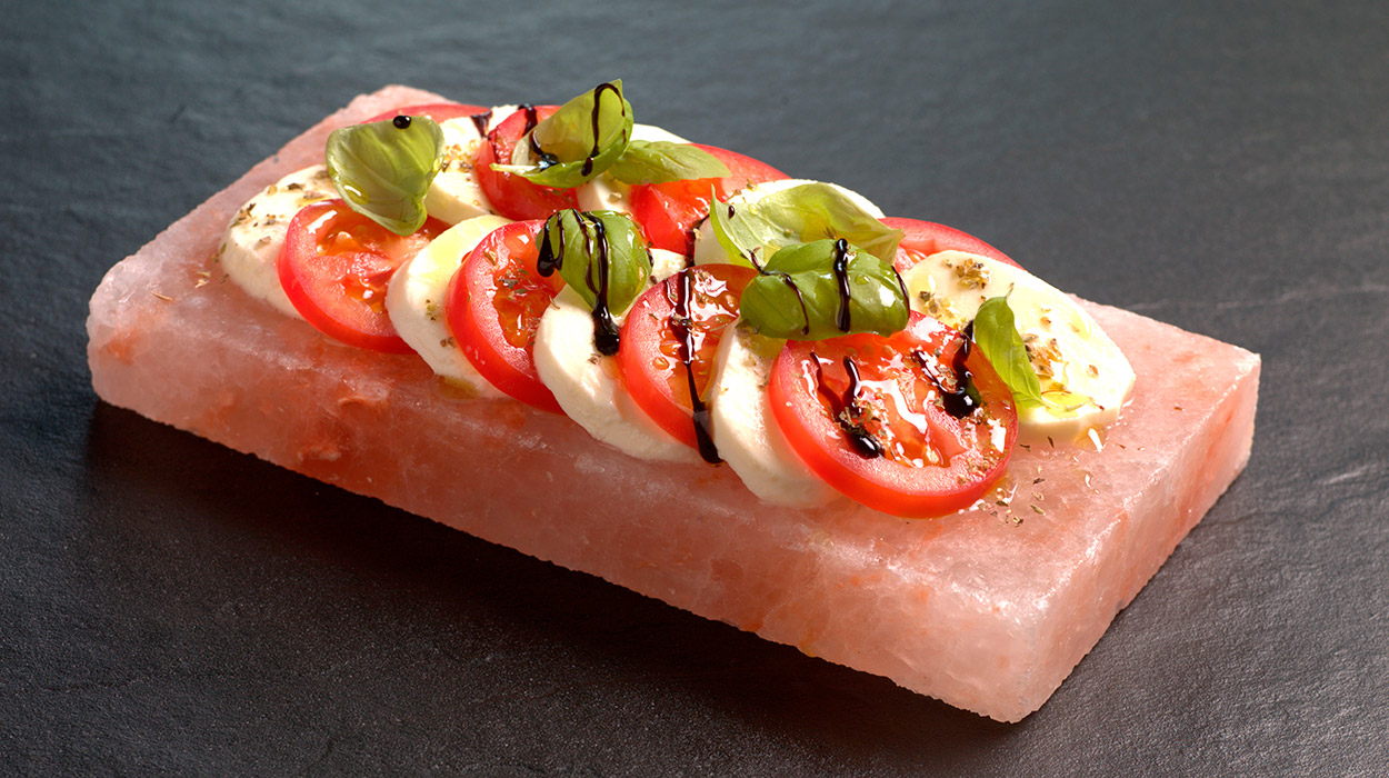 Persischer Salzblock. Tomaten-Mozzarella-Salat