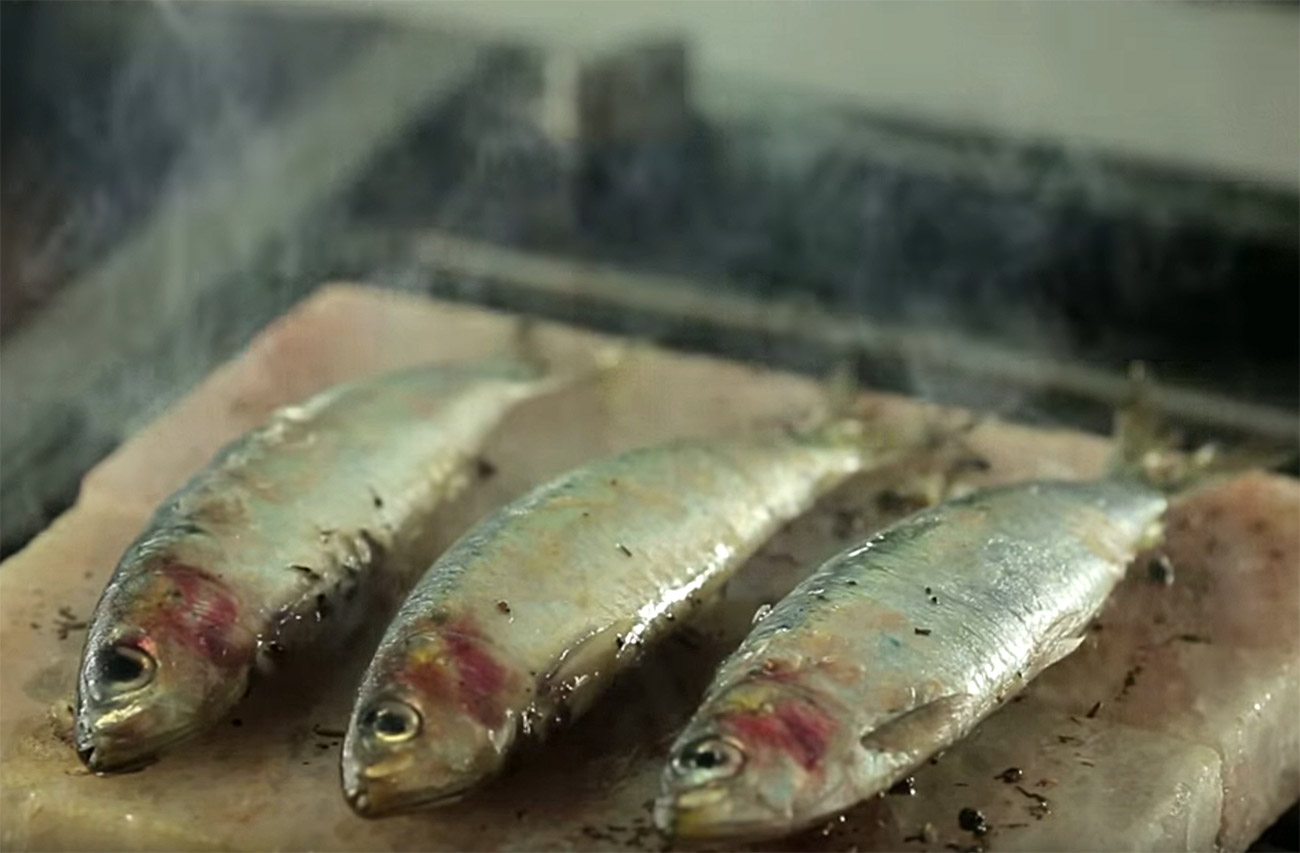 Bloque de Sal de Persia. Sardinas a la parrilla